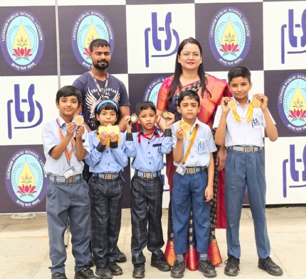 प्रतियोगिता में स्वर्ण पदक विजेता प्रतिभागी एवं स्कूल प्रबंधन प्रतियोगिता में स्वर्ण पदक विजेता प्रतिभागी एवं स्कूल प्रबंधन