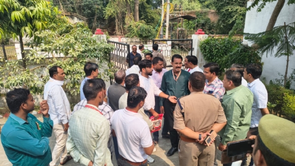 अमृतपुर में एकत्र हुए पत्रकारों का छायाचित्र अमृतपुर में एकत्र हुए पत्रकारों का छायाचित्र