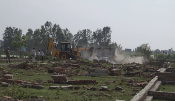 थाना कैंट क्षेत्र में अवैध कॉलोनियों पर कार्रवाई करती बरेली विकास प्राधिकरण की प्रवर्तन टीम। मौके पर मौजूद बुलडोजर और प्राधिकरण अधिकारी।