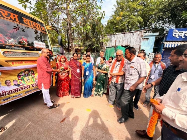 श्रीरामलला दर्शन योजना के तहत तीर्थ यात्र‍ियों की बस को हरी द‍िखाकर रवाना करते कलेक्‍टर