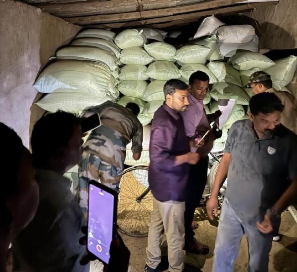 अवैध धान भण्डारण पर की गई कार्रवाई, 700 बोरी अवैध धान जब्त अवैध धान भण्डारण पर की गई कार्रवाई, 700 बोरी अवैध धान जब्त