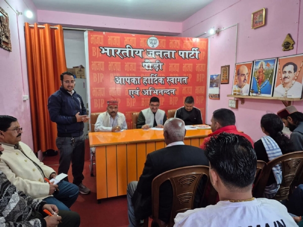 ईगास पर्व की तैयारी की बैठक लेते भाजपा जिला अध्यक्ष