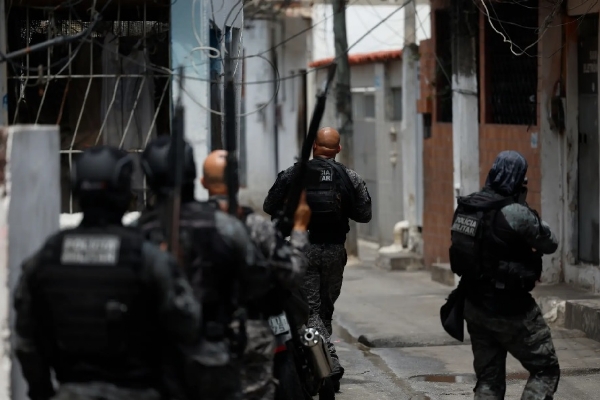 रियो डी जेनेरियो में 28 अक्टूबर को कमांडो वर्मेलो ड्रग कार्टेल के खिलाफ सैन्य और पुलिस अभियान शुरू किया गया। फोटो - ग्लोबो टीवी (फोल्हा डी एस.पाउलो अखबार से रियो डी जेनेरियो में 28 अक्टूबर को कमांडो वर्मेलो ड्रग कार्टेल के खिलाफ सैन्य और पुलिस अभियान शुरू किया गया। फोटो - ग्लोबो टीवी (फोल्हा डी एस.पाउलो अखबार से