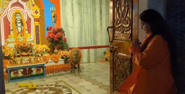 *फिल्म अभिनेत्री व महामंडलेश्वर ममता कुलकर्णी ने गुरु गोरखनाथ बाबा का किया दर्शन*