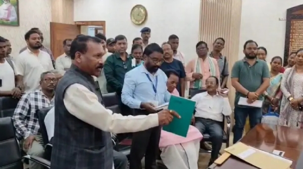 पूर्व मुख्यमंत्री मधु कोड़ा और उपायुक्त चंदन कुमार पूर्व मुख्यमंत्री मधु कोड़ा और उपायुक्त चंदन कुमार