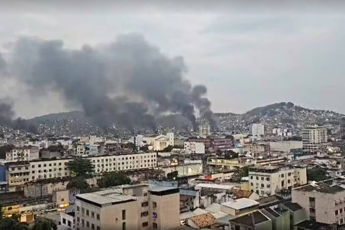 रियो डी जेनेरियो में 28 अक्टूबर को कमांडो वर्मेलो ड्रग कार्टेल के खिलाफ सैन्य और पुलिस अभियान शुरू किया गया। फोटो - ग्लोबो टीवी (फोल्हा डी एस.पाउलो अखबार से साभार) रियो डी जेनेरियो में 28 अक्टूबर को कमांडो वर्मेलो ड्रग कार्टेल के खिलाफ सैन्य और पुलिस अभियान शुरू किया गया। फोटो - ग्लोबो टीवी (फोल्हा डी एस.पाउलो अखबार से साभार)