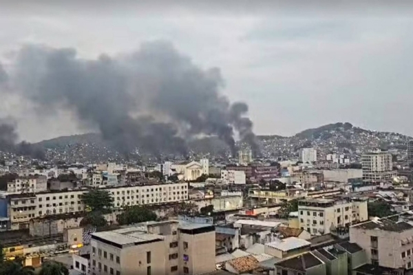 रियो डी जेनेरियो में 28 अक्टूबर को कमांडो वर्मेलो ड्रग कार्टेल के खिलाफ सैन्य और पुलिस अभियान शुरू किया गया। फोटो - ग्लोबो टीवी (फोल्हा डी एस.पाउलो अखबार से साभार) रियो डी जेनेरियो में 28 अक्टूबर को कमांडो वर्मेलो ड्रग कार्टेल के खिलाफ सैन्य और पुलिस अभियान शुरू किया गया। फोटो - ग्लोबो टीवी (फोल्हा डी एस.पाउलो अखबार से साभार)