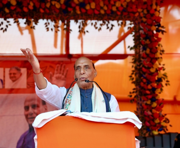 दरभंगा जिले के हयाघाट में बुधवार को चुनावी जनसभा को संबोधित करते राजनाथ सिंह।