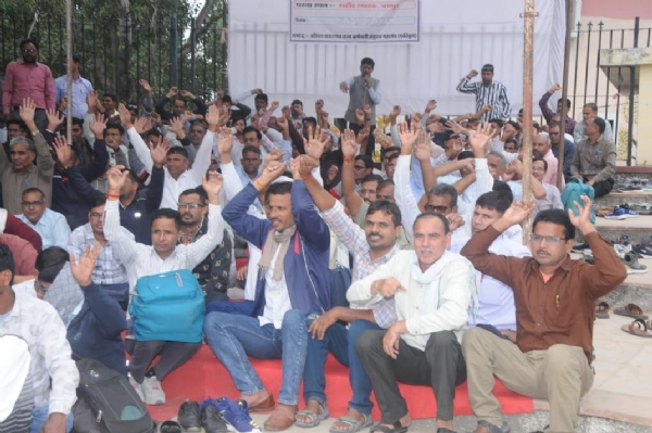 विभिन्न मांगों को लेकर दिव्यांग कर्मचारियों ने दिया शहीद स्मारक पर धरना