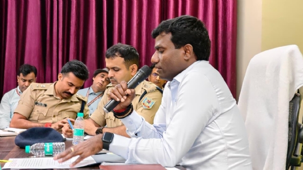 उपायुक्त बैठक करते उपायुक्त बैठक करते