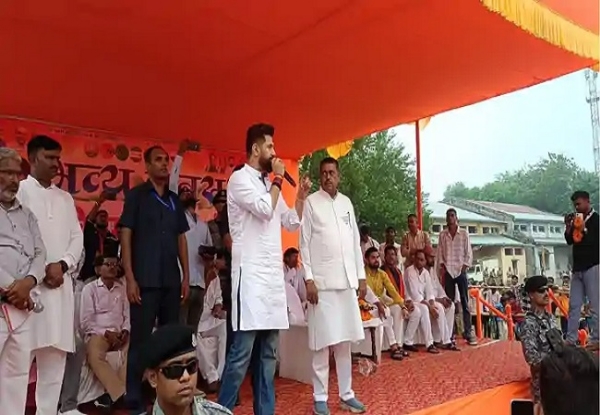 चिराग पासवान जनसभा काे संबाेधित करते