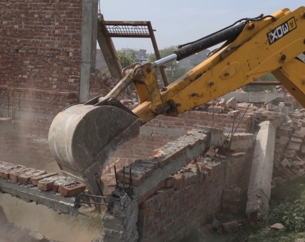 थाना कैंट क्षेत्र में अवैध कॉलोनियों पर कार्रवाई करती बरेली विकास प्राधिकरण की प्रवर्तन टीम। मौके पर मौजूद बुलडोजर और प्राधिकरण अधिकारी।