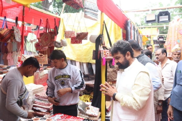 आयुष मंत्री 31 दिवसीय हस्तशिल्प मेला में