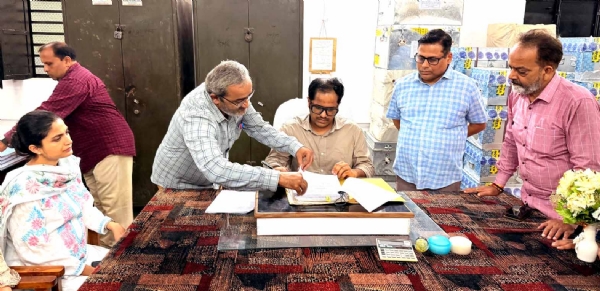 नवागंतुक जिलाधिकारी पुलकित गर्ग ने संभाला चित्रकूट का कार्यभार नवागंतुक जिलाधिकारी पुलकित गर्ग ने संभाला चित्रकूट का कार्यभार