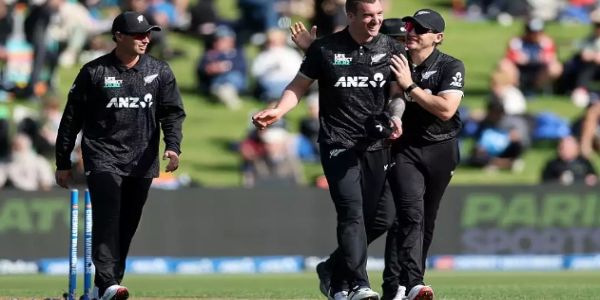 विकेट लेने के बाद खुशी मनाते ब्लेयर टिकनर और अन्य। खिलाड़ी विकेट लेने के बाद खुशी मनाते ब्लेयर टिकनर और अन्य। खिलाड़ी