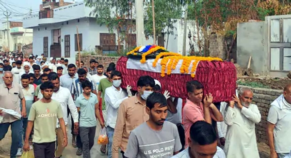 सोनू का शव अंतिम संस्कार के लिए ले जाते परिजन व ग्रामीण।