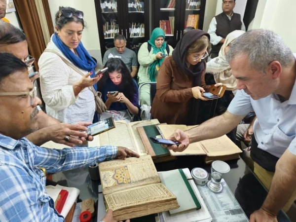 अवलोकन करते ईरानी पर्यटक