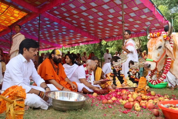 गोपाष्टमी महोत्सव: दस हजार गोवंशों की हुई एक साथ पूजा अर्चना गोपाष्टमी महोत्सव: दस हजार गोवंशों की हुई एक साथ पूजा अर्चना