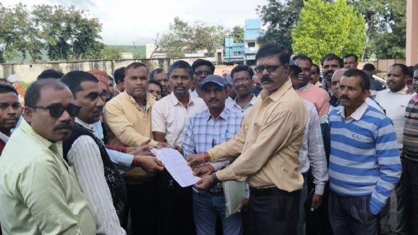 शिकायत पत्र साैंपते शिक्षक