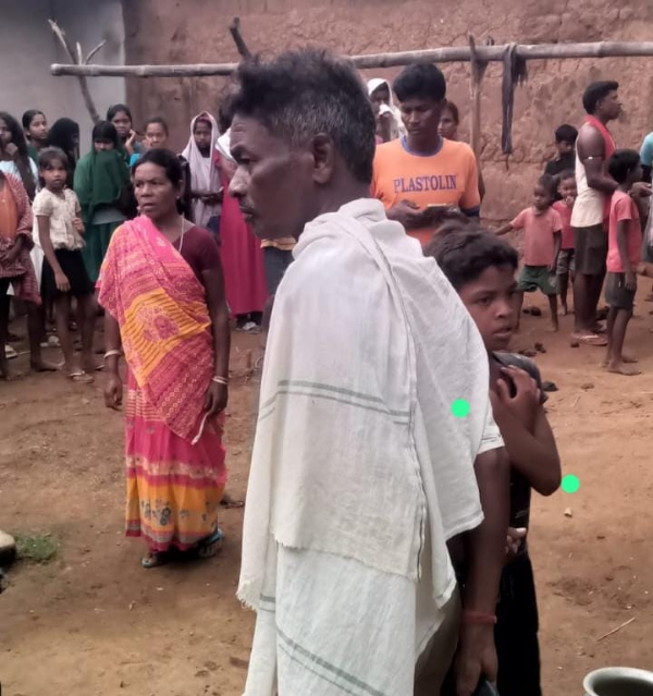 घटना स्थल पर जुटी लोगों की भीड़