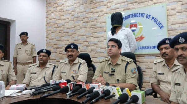 गिरफ्तार अपराधी की जानकारी देते सीटी एसपी कुमार शिवा आशीष गिरफ्तार अपराधी की जानकारी देते सीटी एसपी कुमार शिवा आशीष