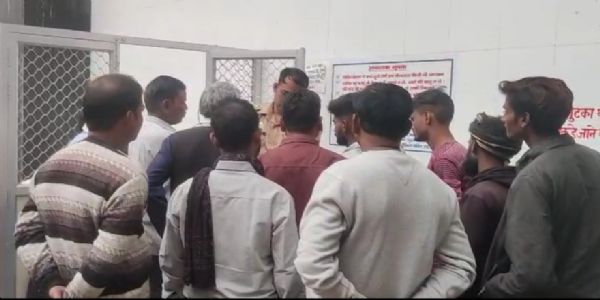 बाइक से गिरकर महिला की मौत, डॉक्टरों ने किया मृत घोषित