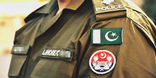 पाकिस्तान के लाहौर में पुलिस सब इंस्पेक्टर डकैती के आरोप में गिरफ्तार