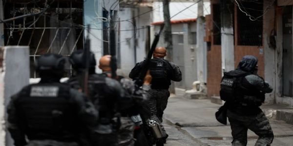 ब्राजील के रियो डी जेनेरियो में आपराधिक समूह कमांडो वर्मेलो ड्रग कार्टेल के खिलाफ सैन्य और पुलिस अभियान में 64 की मौत