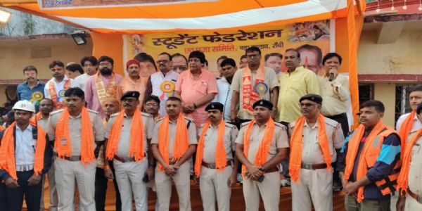 छठ महापर्व के सफल आयोजन पर कई लोग किए गए सम्मानित