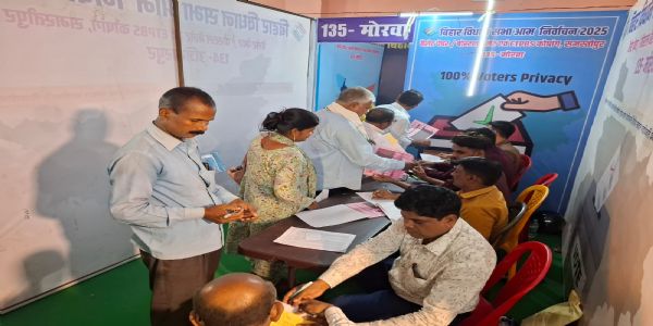 चुनाव ड्यूटी में लगे कर्मियों का मतपत्र से मतदान शुरू