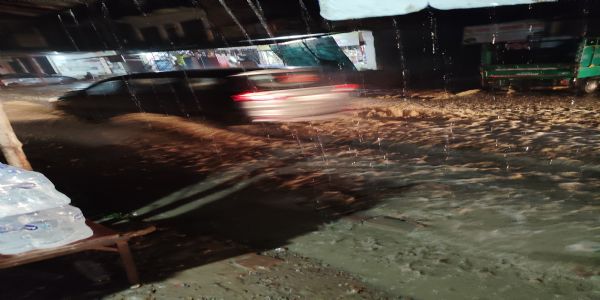 बेमौसम बारिश ने बढ़ाई सर्दी, लोगों ने निकाले गरम कपड़े