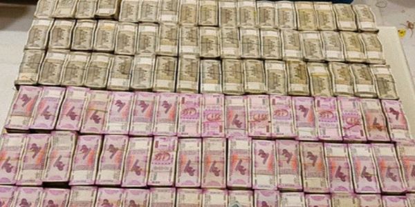 पौने तीन करोड़ की पुरानी करेंसी मिलने के बाद पुलिस की छापेमारी जारी, सरगना गिरफ्त से दूर