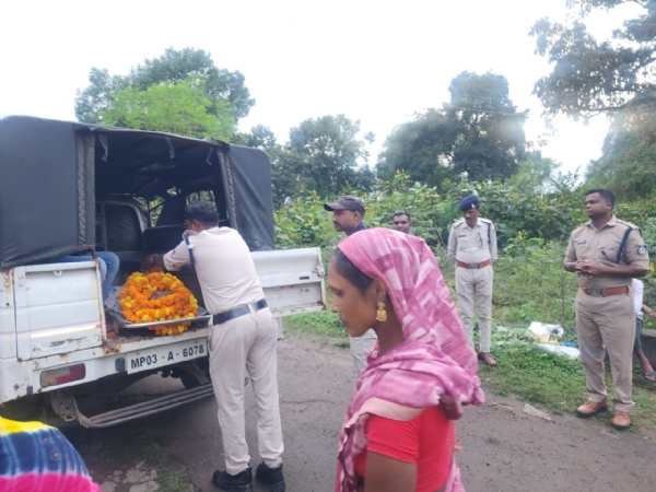 श्रद्धांजलि अर्पित करते साथी श्रद्धांजलि अर्पित करते साथी