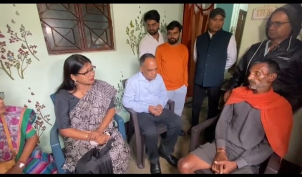 परिजनों को ढाढस बंधाते सांसद महुआ माजी