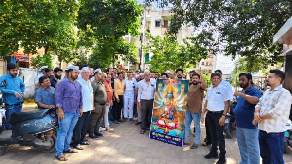 सिटी कोतवाली के सामने विरोध जताते हुए पूज्य पंचायत सिंधी समाज के पदाधिकारी एवं सदस्य। सिटी कोतवाली के सामने विरोध जताते हुए पूज्य पंचायत सिंधी समाज के पदाधिकारी एवं सदस्य।