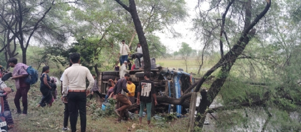 दुर्घटनाग्रस्त बस दुर्घटनाग्रस्त बस