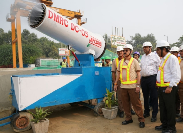 मेट्रो निर्माण स्थलों पर लगी एंटी-स्मॉग गन का बुधवार को निरीक्षण करते डीएमआरसी के प्रबंध निदेशक विकास कुमार