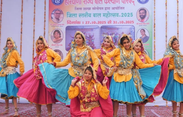 सोनीपत मंच पर नृत्य प्रस्तुत करते प्रतिभागी