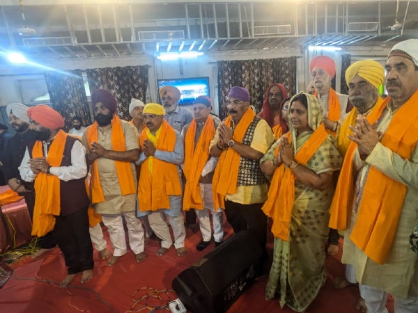 सिख समाज की आस्था व श्रद्धा का प्रतीक हैं गुरु चरण सुहावा यात्रा सिख समाज की आस्था व श्रद्धा का प्रतीक हैं गुरु चरण सुहावा यात्रा