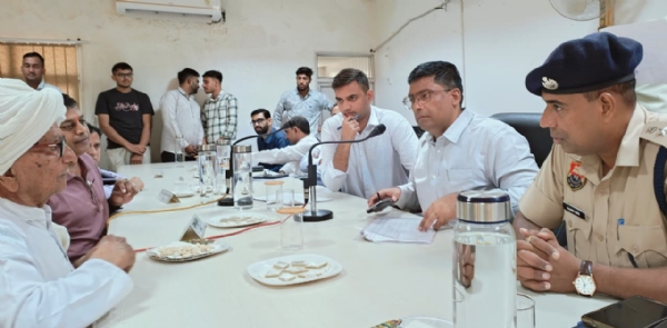 शिकायतें सुनते हुए डीसी। शिकायतें सुनते हुए डीसी।