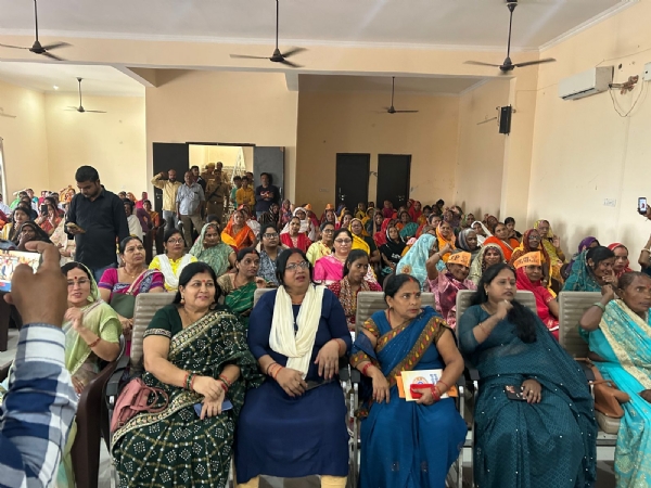 बैठक में उपस्थित की फोटो बैठक में उपस्थित की फोटो