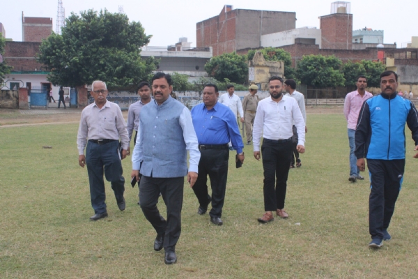 फोटो स्टेडियम निरीक्षण  करते जिला अधिकारी