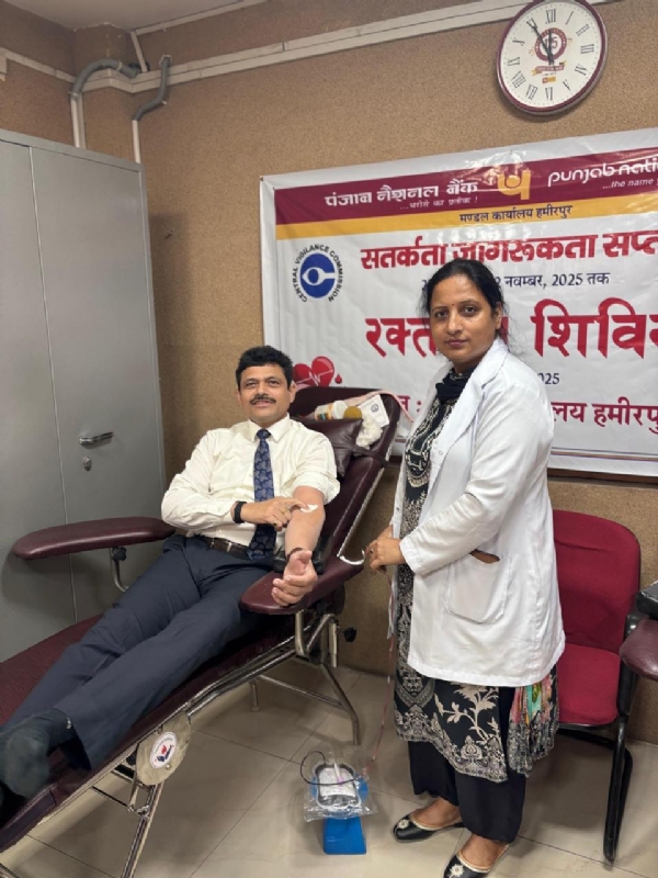 सर्कल कार्यालय प्रमुख नीरज कुमार आनंद ने भी किया रक्तदान सर्कल कार्यालय प्रमुख नीरज कुमार आनंद ने भी किया रक्तदान