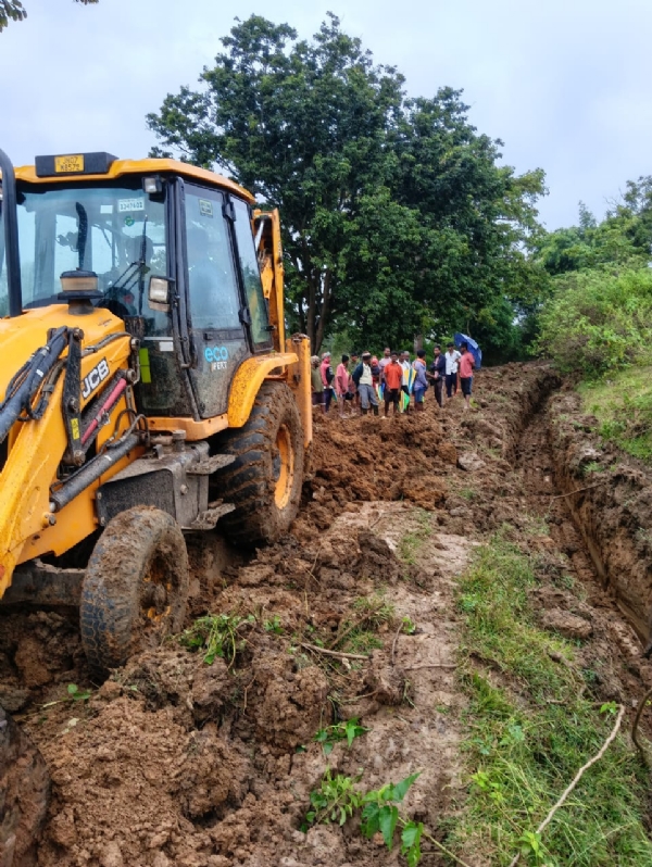 सड़क निर्माण करते ग्रामीण सड़क निर्माण करते ग्रामीण