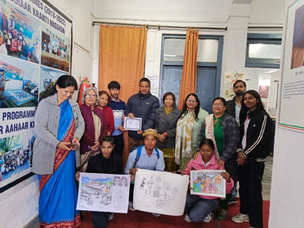 विजेताओं को प्रमाण पत्र भेंट करते प्राध्यापक। विजेताओं को प्रमाण पत्र भेंट करते प्राध्यापक।