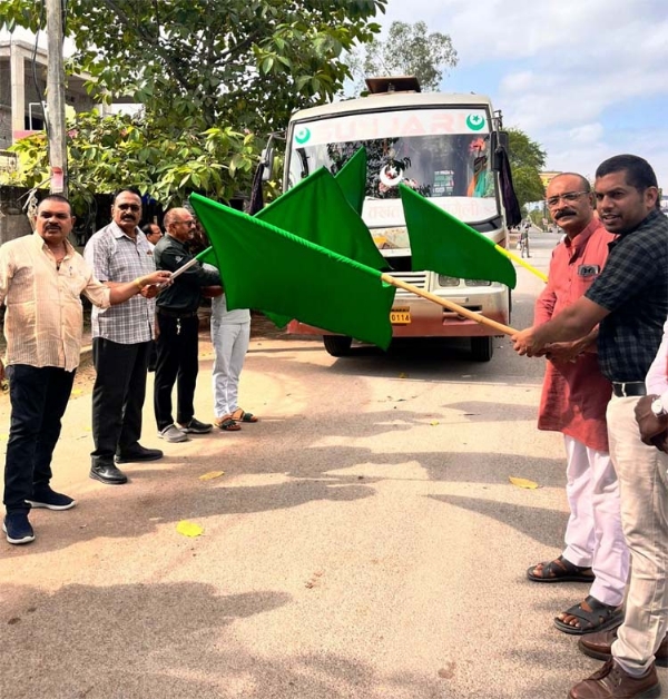 श्रीरामलला दर्शन योजना के तहत तीर्थ यात्र‍ियों की बस को हरी द‍िखाकर रवाना करते कलेक्‍टर