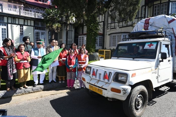 राज्यपाल कुल्लू और चंबा ज़िलों के आपदा प्रभावितों के लिए राहत सामग्री को हरी झंडी दिखाकर रवाना करते हुए। राज्यपाल कुल्लू और चंबा ज़िलों के आपदा प्रभावितों के लिए राहत सामग्री को हरी झंडी दिखाकर रवाना करते हुए।