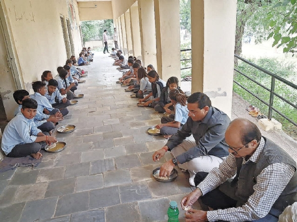 माध्यमिक शिक्षा निदेशक सीताराम जाट ने बच्चों के साथ पंक्ति में बैठ चखा मिड-डे-मील माध्यमिक शिक्षा निदेशक सीताराम जाट ने बच्चों के साथ पंक्ति में बैठ चखा मिड-डे-मील