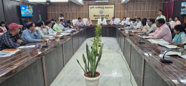 बैठक करते जिलाधिकारी बैठक करते जिलाधिकारी