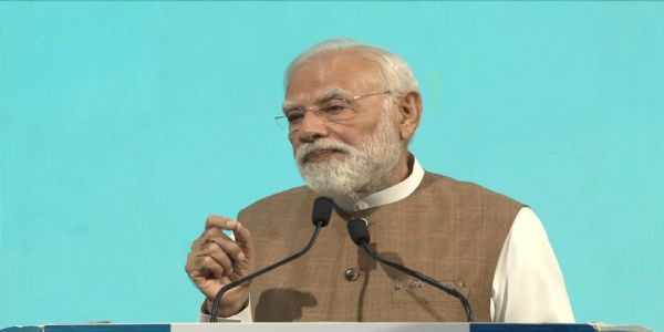 कार्यक्रम को संबोधित करते प्रधानमंत्री कार्यक्रम को संबोधित करते प्रधानमंत्री